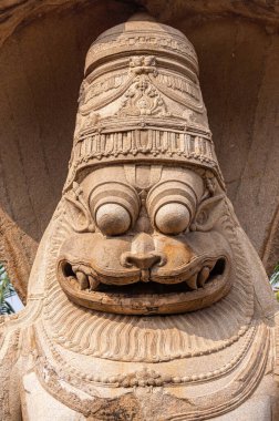 Hampi, Karnataka, Hindistan - 5 Kasım 2013: Lakshmi Narasimha Tapınağı. Tanrı 'nın kahverengi taş yüzüne yakın çekim.
