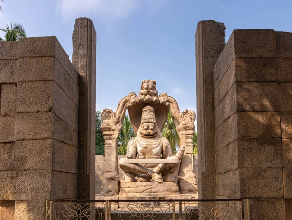 Hampi Karnataka India November 2013 Lakshmi Narasimha Temple 蓝天下的巨大的褐色石像 后背长有绿叶 — 图库照片