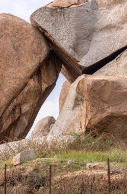 Hampi, Karnataka, Hindistan - 5 Kasım 2013: Kardeş Taşlar grubu. Aradaki boşluğun ayrıntıları.