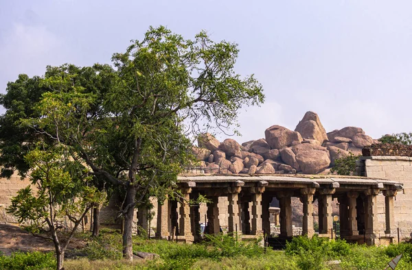 Hampi Karnataka Indien November 2013 Badavilingatemplet Sin Naturliga Miljö Grön — Stockfoto