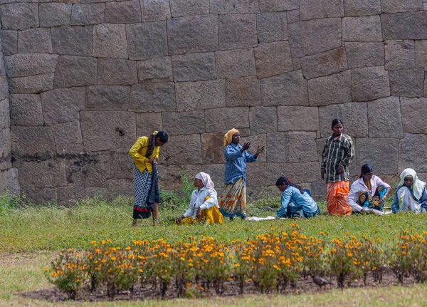 Hampi Karnataka Indien November 2013 Zanana Kapsling Grupp Kvinnliga Trädgårdsmästare — Stockfoto