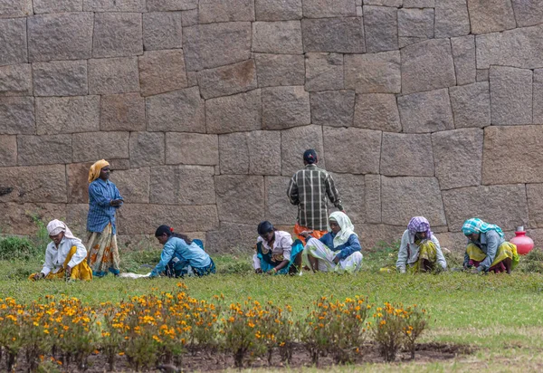 Hampi Karnataka India November 2013 Περίφραξη Ζανάνα Ομάδα Γυναικών Κηπουρών — Φωτογραφία Αρχείου