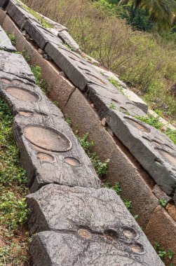 Hampi, Karnataka, Hindistan - 5 Kasım 2013: Ancient Aqueduct. Kanaldaki çamaşır ve su toplama işini kolaylaştırmak için damga ve damarlar yerleştirilen gri taştan sınırın kapatılması.