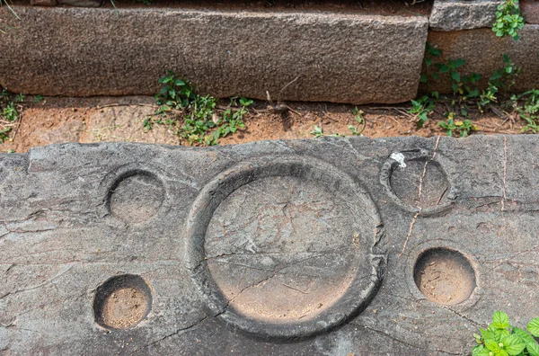 ハンピ カルナタカ州 インド 2013年11月5日 古代の水路 運河での洗濯や水の収集を容易にするために配置し 容器をインプリントスポットと1グレーの境界石の閉鎖 — ストック写真