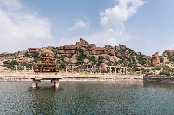 Hampi Karnataka India 2013 Vittalaraya Temple 탱크와 석주가 풍경과 돌기둥이 — 스톡 사진
