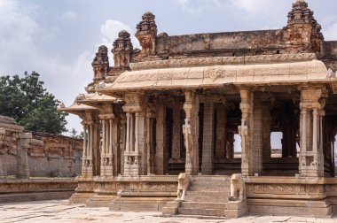 Hampi, Karnataka, Hindistan - 5 Kasım 2013: Vijaya Vitthala Tapınağı. Bej oyulmuş sütunlarla giriş ve yıkıcı mandapam tapınağına giden adımlar. At ve fil heykelleri..