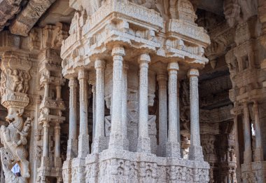 Hampi, Karnataka, Hindistan - 5 Kasım 2013: Vijaya Vitthala Tapınağı. Ana Mandapam 'da, bej sütunlarla çevrili gri taş bir tapınak..