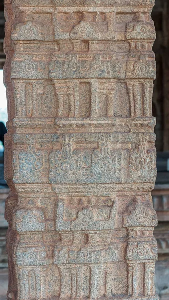 Hampi Karnataka India November 2013 Vijaya Vitthala Temple 显示非形象化图像的主要曼陀罗米色石柱部分的封堵 — 图库照片