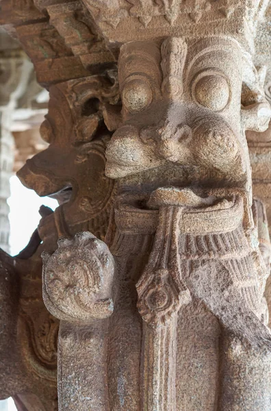 ハンピ カルナータカ インド 2013年11月5日 Vijaya Vitthala Temple マンダパム本土のベージュ石柱冠としての奈良島頭の閉鎖 — ストック写真