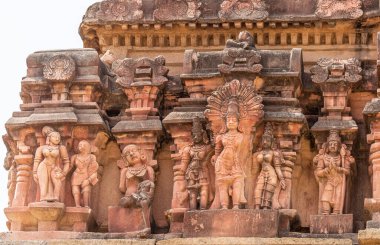 Hampi, Karnataka, Hindistan - 5 Kasım 2013: Vijaya Vitthala Tapınağı. Gümüş gökyüzünün altındaki kırmızı taş Gopuram üzerindeki heykellerin yakın çekimi.