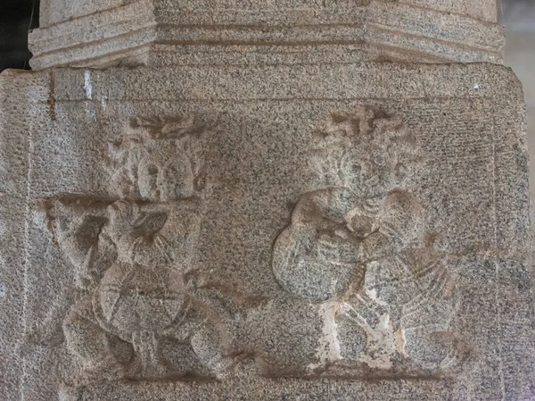 ハンピ カルナータカ インド 2013年11月5日 Vijaya Vitthala Temple マンダパムの柱の下にある灰色の石のフレスコ画の閉鎖は フルートを持つ2人のミュージシャン ドラムを持つ1人を示しています — ストック写真