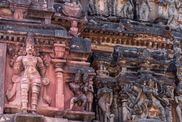 ハンピ カルナータカ インド 2013年11月5日 Vijaya Vitthala Temple 赤石の黒と損傷した像の閉鎖 Gopuram — ストック写真