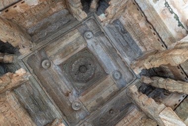 Hampi, Karnataka, Hindistan - 5 Kasım 2013: Vijaya Vitthala Tapınağı. Doğruca ana sığınağın vimanam içine bakıyor. Gri ve kahverengi taş kiriş ve sütunların birleşimi.
