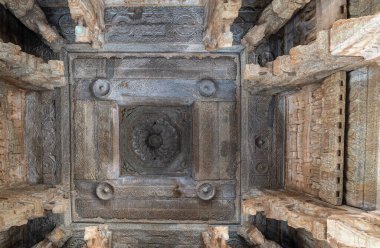 Hampi, Karnataka, Hindistan - 5 Kasım 2013: Vijaya Vitthala Tapınağı. Doğruca ana sığınağın vimanam içine bakıyor. Gri ve kahverengi taş kiriş ve sütunların birleşimi.