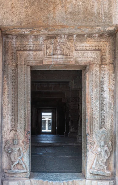 ハンピ カルナータカ インド 2013年11月5日 Vijaya Vitthala Temple 暗い聖域に茶色の石の戸口を見て ドアのフレーム内のVishnu彫刻 上にラクシュミのフレスコ画 — ストック写真