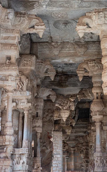 Hampi Karnataka India November 2013 Vijaya Vitthala Temple 一系列褐色的石柱进入了神龛 展示了以天花板为重点的奇妙建筑奇观 — 图库照片