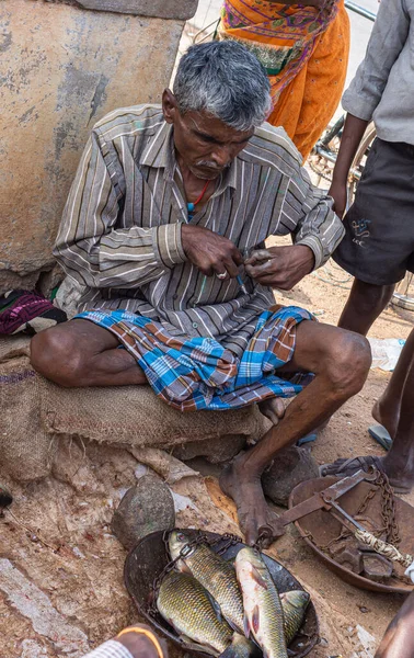 Hampi Karnataka India November 2013 Kamalapura Lake Fishermen Traders 一件灰色衬衫和蓝色长袜的衣服 — 图库照片