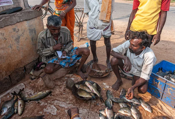 Hampi Karnataka India November 2013 Kamalapura Lake Fishermen Merchant 一件灰色的衬衫和蓝色的长袜 — 图库照片