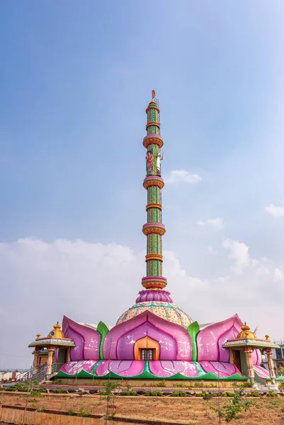 印度卡纳塔克邦汉皮 2013年11月5日 Shree Shirdi Saibaba Sevashram壮观而多彩的建筑 细长的高塔伸向蓝天 粉红色 绿色和黄色的莲花形状 — 图库照片