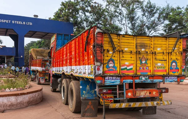 Dadegal Karnataka India Novembre 2013 Camion Colorati Allineano Con Minerale — Foto Stock