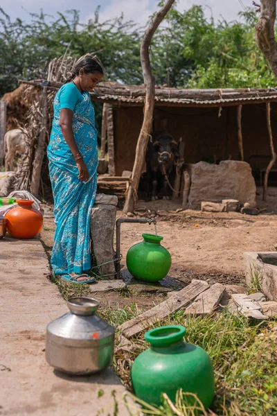 Lakundi Karnataka India Noviembre 2013 Mujer Sari Azul Llena Agua — Foto de Stock