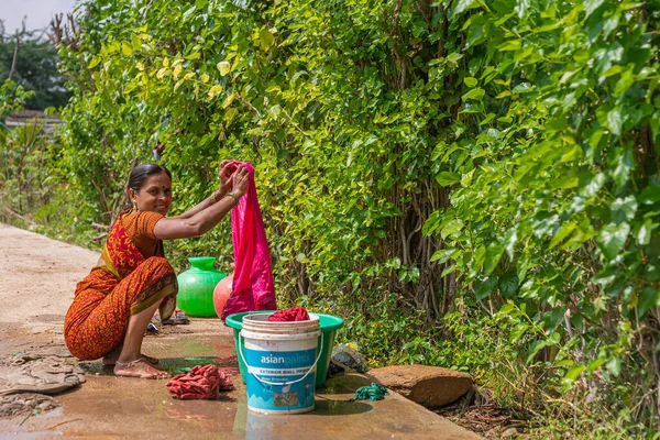 Lakundi Karnataka India November 2013 Squatting Young Woman Orange Sari — Stock Photo, Image