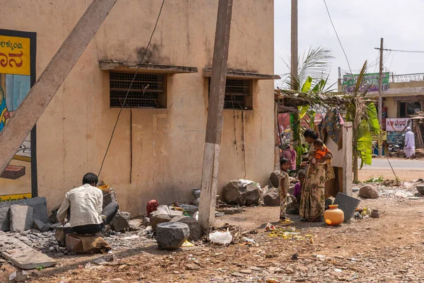 Lakundi Karnataka Indien November 2013 Män Gör Stora Tunga Grå — Stockfoto