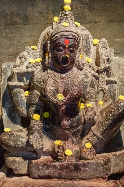インド カルナータカ州ラクンディ2013年11月6日 ブラフマ ジンアラヤ寺院 黄色の花と損傷Vishnu黒石Vishnu像 — ストック写真