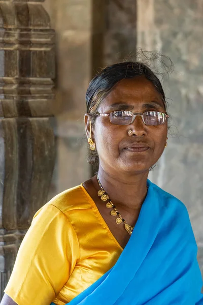 Lakkundi Karnataka India November 2013 Brahma Jinalaya Temple 身穿蓝黄色萨里 头戴金色珠宝和眼镜的女性监护人的脸部和胸部衣服 — 图库照片