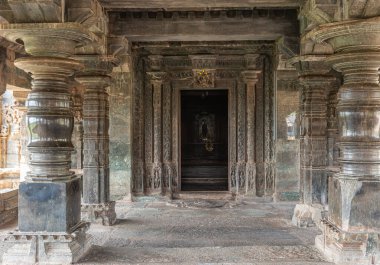 Lakkundi, Karnataka, Hindistan - 6 Kasım 2013: Brahma Jinalaya tapınağı. Mandapam 'dan ibadethaneye açılan kapı son derece biçimlidir. Önde heykel sütunlar var. Idol çok arkada..