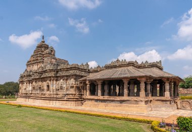 Lakkundi, Karnataka, Hindistan - 6 Kasım 2013: Brahma Jinalaya tapınağı. Mavi bulutlar altında ve yeşil çimlerin arkasında uzun bir görüş alanı