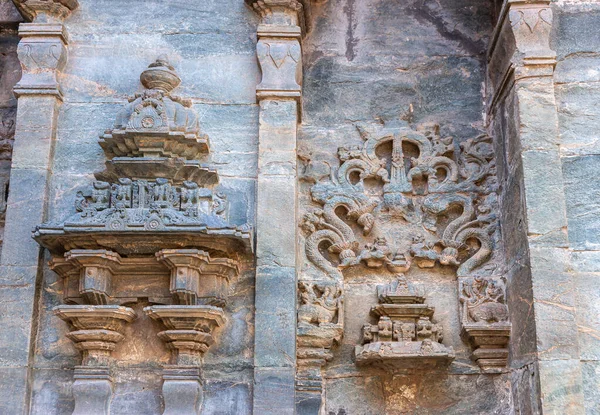 インド カルナータカ州ラクンディ2013年11月6日 ブラフマ ジンアラヤ寺院 外側の壁の装飾として並んで2灰色と茶色の石のニッチな彫刻の種類 — ストック写真