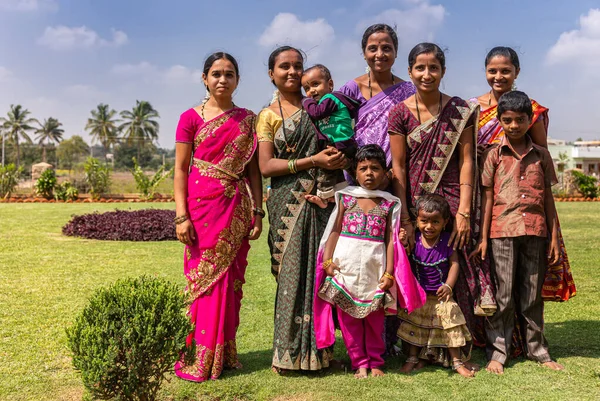 Lakkundi Karnataka Indien November 2013 Brahma Jinalaya Tempel Närbild Grupp — Stockfoto