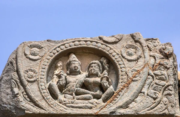 インドカルナタカ州ラククンディ 2013年11月6日 カシヴィスヴァラ寺院 シヴァとパルヴァティの灰色の石の彫刻青空の下で — ストック写真