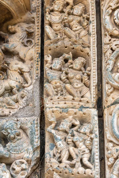 インドカルナタカ州ラククンディ 2013年11月6日 カシヴィスヴァラ寺院 入り口付近の複数のフレーム上のベージュ石の詳細な彫刻の詳細 — ストック写真