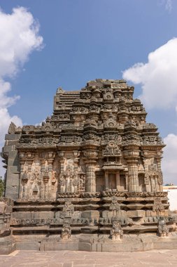 Lakkundi, Karnataka, Hindistan - 6 Kasım 2013: Kasivisvesvara Tapınağı. Mavi bulutların altındaki kahverengi taş tapınağına yakın çekim.