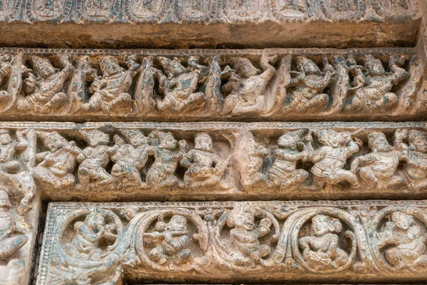 インドカルナタカ州ラククンディ 2013年11月6日 カシヴィスヴァラ寺院 サイドドアの入り口の正面の茶色の石の彫刻の詳細 人物の列 — ストック写真