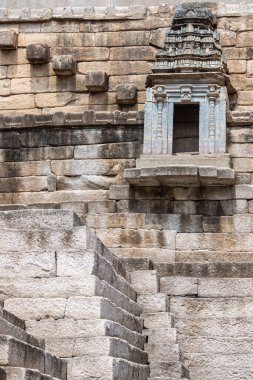 Lakkundi, Karnataka, Hindistan - 6 Kasım 2013: Musakeena Bhavi basamak tankı. Gri basamakların, kahverengi taş duvarın ve mavi mabedin birleşimi..