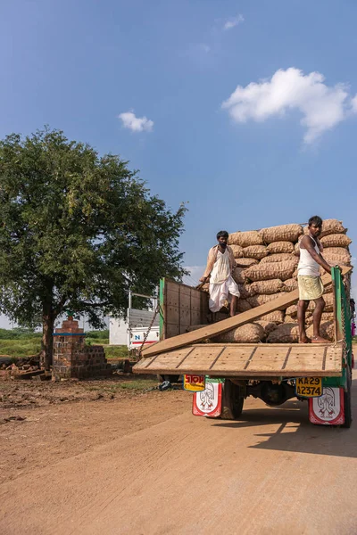 Rona Karnataka India November 2013 Jongens Achterkant Van Vrachtwagen Jute — Stockfoto