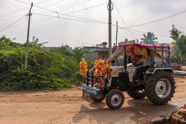 Nandakeshwar Karnataka India Noviembre 2013 Tractor Dirt Road Sports Multiple —  Fotos de Stock