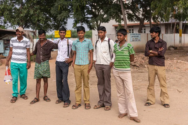 Nandakeshwar Karnataka Indien November 2013 Närbild Grupp Manliga Tonåringar Står — Stockfoto