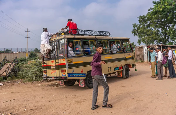 Nandakeshwar Karnataka Índia Novembro 2013 Ônibus Público Sobrecarregado Tenta Pegar — Fotografia de Stock
