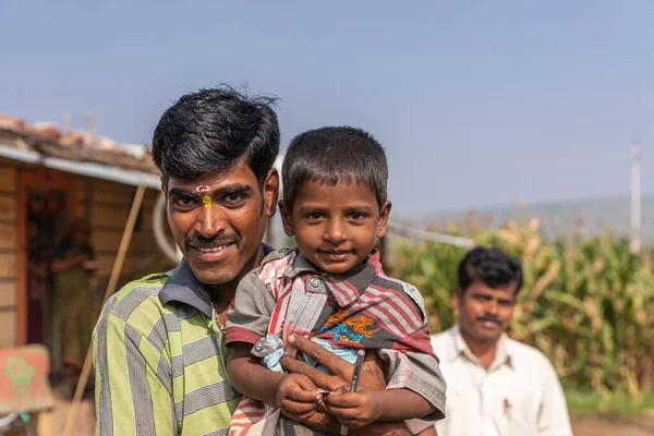 Pattadakai Karnataka Hindistan Kasım 2013 Mavi Gökyüzünün Altında Küçük Oğlunu — Stok fotoğraf