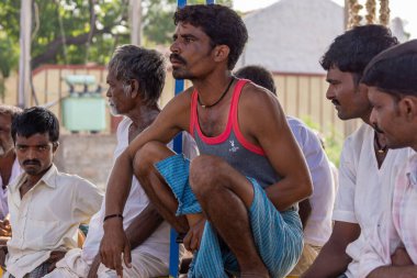 Siddanakolla, Karnataka, Hindistan - 7 Kasım 2013: Demokrasi iş başında: Çiftçi sorununu çözmek için köy toplantısı. Tartışmanın bir tarafında mavi ve kırmızı elbiseli bir çiftçi var. Diğerleri etrafta.