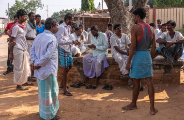 Siddanakolla, Karnataka, Hindistan - 7 Kasım 2013: Demokrasi iş başında: Çiftçi sorununu çözmek için köy toplantısı. 1 taraf çekiliyor gibi görünüyor..