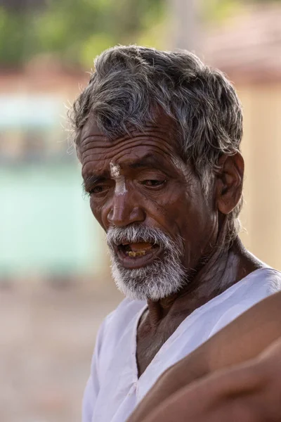 インド カルナータカ州シダナカローヤ 2013年11月7日 職場での民主主義 農民紛争を解決するための村の会議 白いシャツ 灰色の髭と髪の老人の顔の閉鎖 — ストック写真