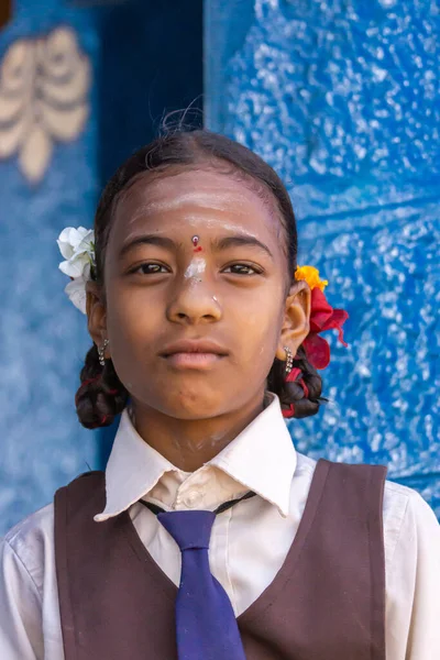 インド カルナータカ州シダナカローヤ 2013年11月7日 職場での民主主義 農民紛争を解決するための村の会議 会議に出席した10代の女子高生 顔を閉じて 黒髪の花 — ストック写真