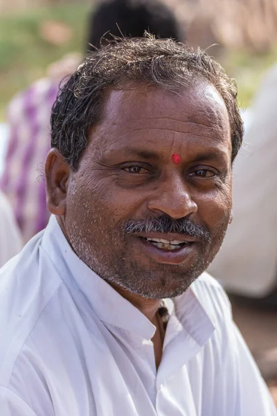 インド カルナータカ州シダナカローヤ 2013年11月7日 職場での民主主義 農民紛争を解決するための村の会議 白いシャツを着た中年男性の前顔を閉じて笑顔と持っている赤いビンディ — ストック写真