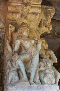 Aihole, Karnataka, Hindistan - 7 Kasım 2013: Durga Gudi veya Temple. Harihara 'nın heykeli, çift cinsiyetli Shiva ve iki küçük figür..