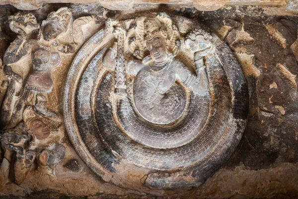 Aihole Karnataka India 2013年11月7日 Durga Gudi Temple 2人の妻が見ている間に蛇に囲まれたVishnuを示すMandapam天井の詳細 — ストック写真